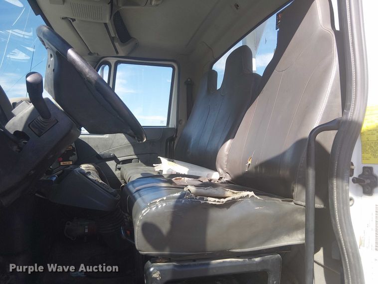 image for item NU9784 2011 International 7300 bucket truck