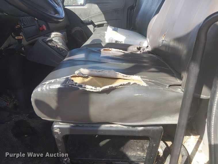 image for item NU9784 2011 International 7300 bucket truck