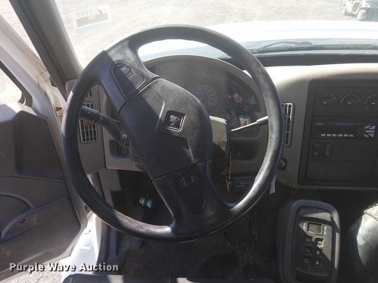 image for item NU9784 2011 International 7300 bucket truck