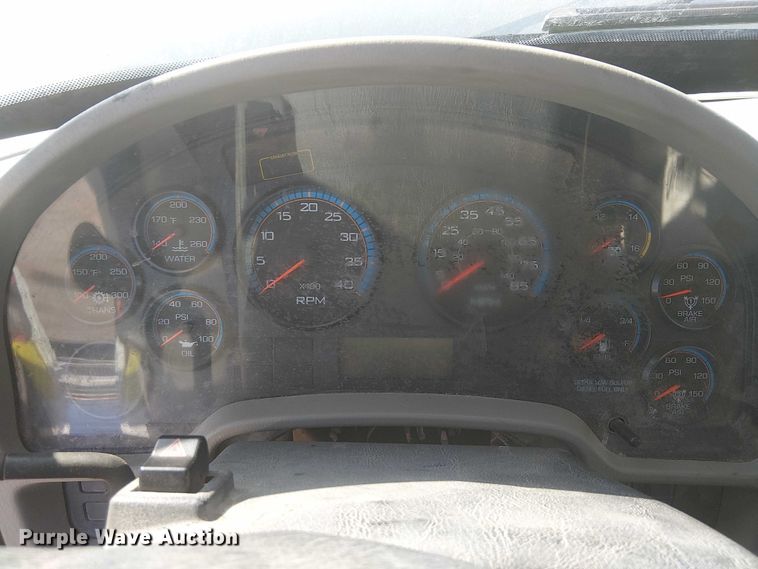 image for item NU9784 2011 International 7300 bucket truck