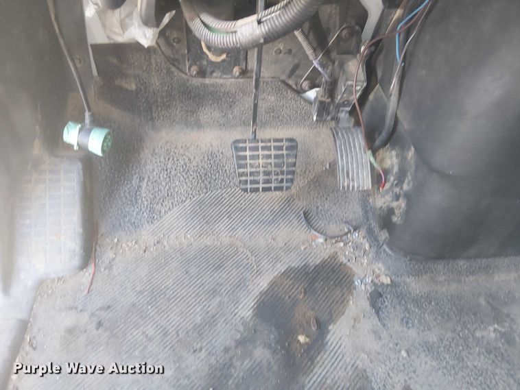 image for item NU9784 2011 International 7300 bucket truck