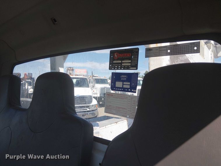 image for item NU9784 2011 International 7300 bucket truck