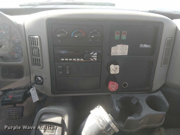 image for item NU9784 2011 International 7300 bucket truck