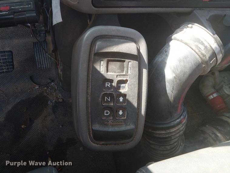 image for item NU9784 2011 International 7300 bucket truck