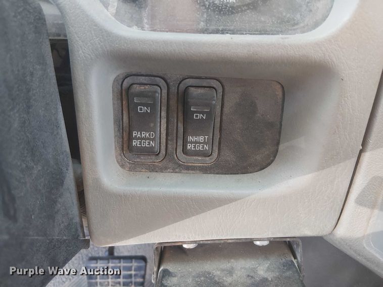 image for item NU9784 2011 International 7300 bucket truck