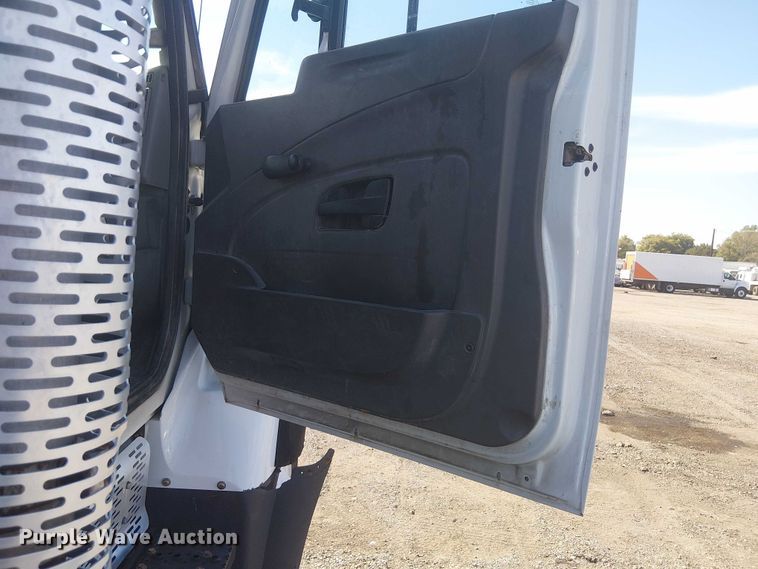 image for item NU9784 2011 International 7300 bucket truck