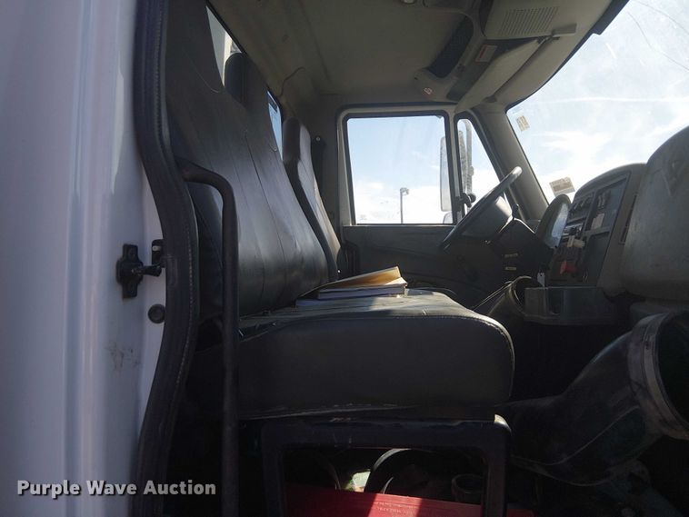 image for item NU9784 2011 International 7300 bucket truck