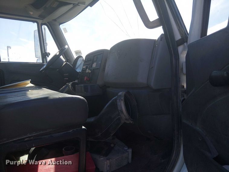 image for item NU9784 2011 International 7300 bucket truck