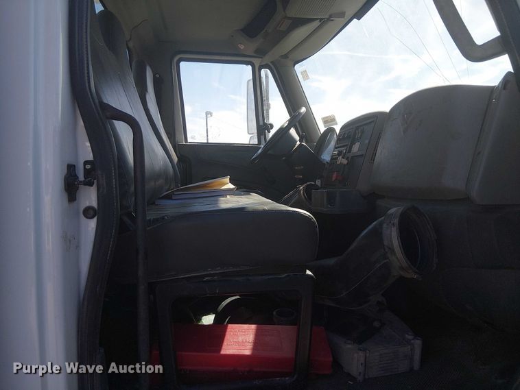 image for item NU9784 2011 International 7300 bucket truck