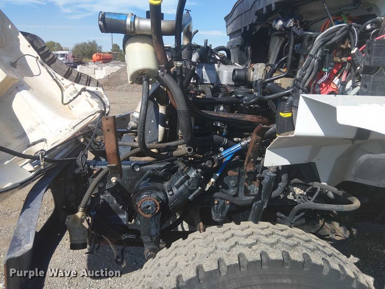 image for item NU9784 2011 International 7300 bucket truck