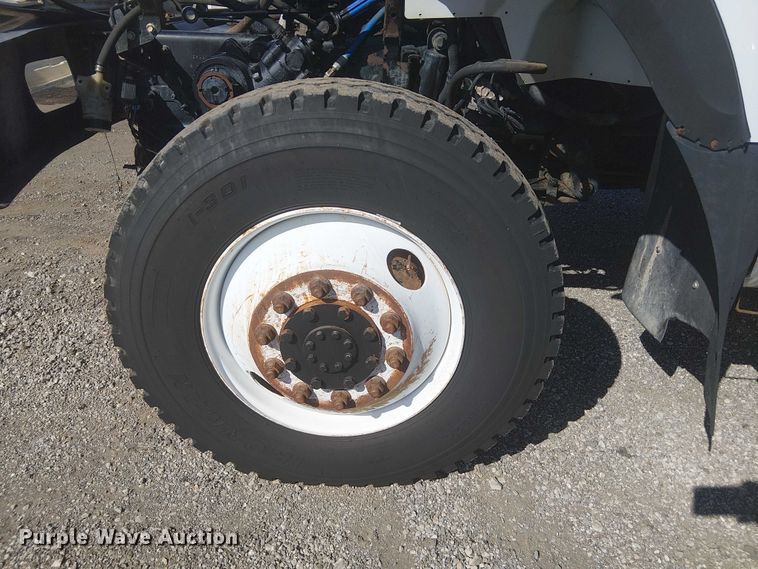 image for item NU9784 2011 International 7300 bucket truck