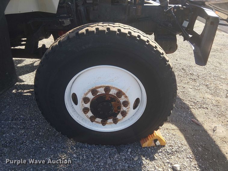 image for item NU9784 2011 International 7300 bucket truck