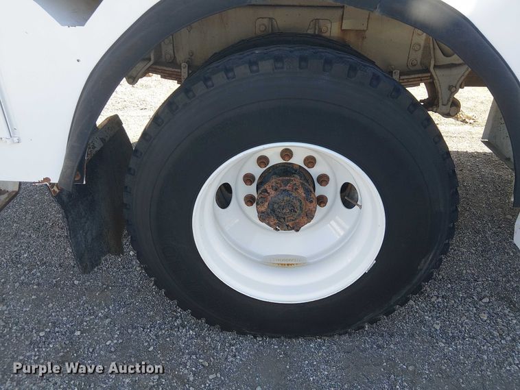 image for item NU9784 2011 International 7300 bucket truck