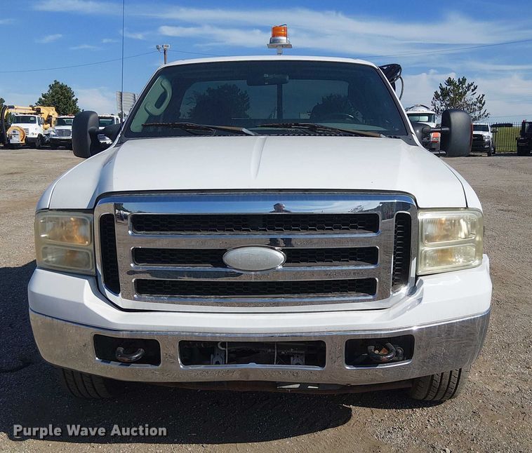 image for item NU9785 2006 Ford F250 Super Duty XLT utility bed pickup truck