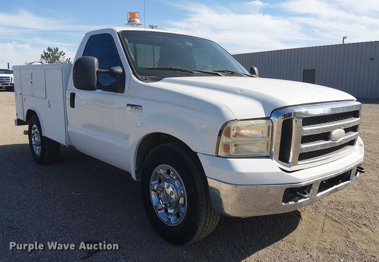 image for item NU9785 2006 Ford F250 Super Duty XLT utility bed pickup truck