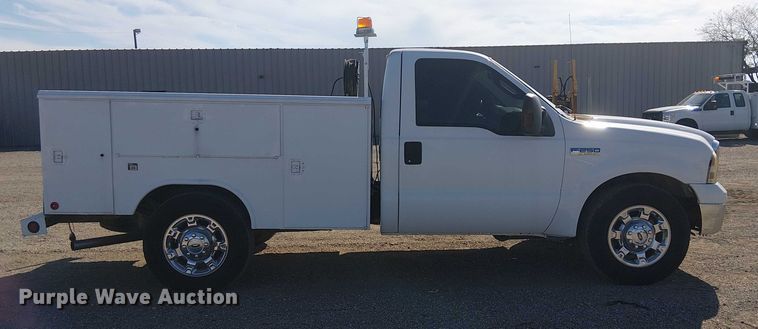 image for item NU9785 2006 Ford F250 Super Duty XLT utility bed pickup truck