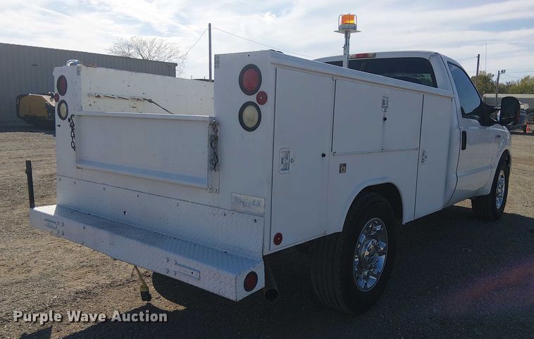 image for item NU9785 2006 Ford F250 Super Duty XLT utility bed pickup truck