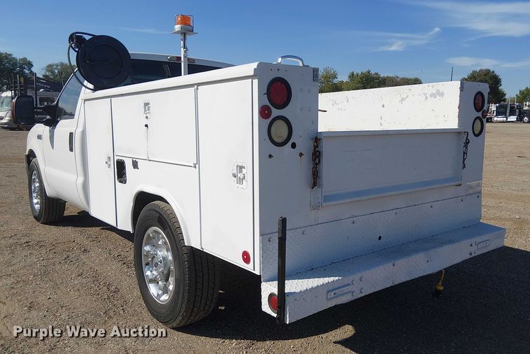 image for item NU9785 2006 Ford F250 Super Duty XLT utility bed pickup truck