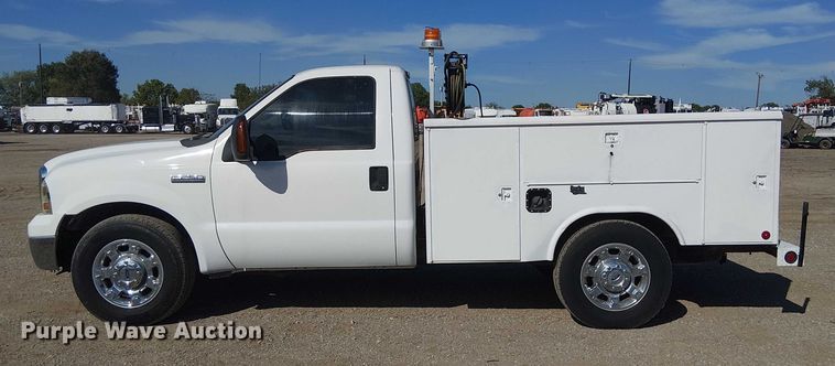 image for item NU9785 2006 Ford F250 Super Duty XLT utility bed pickup truck