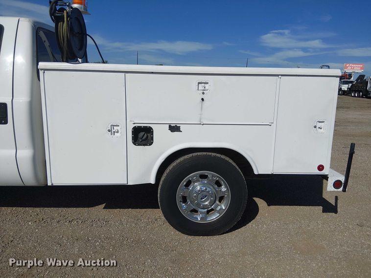 image for item NU9785 2006 Ford F250 Super Duty XLT utility bed pickup truck