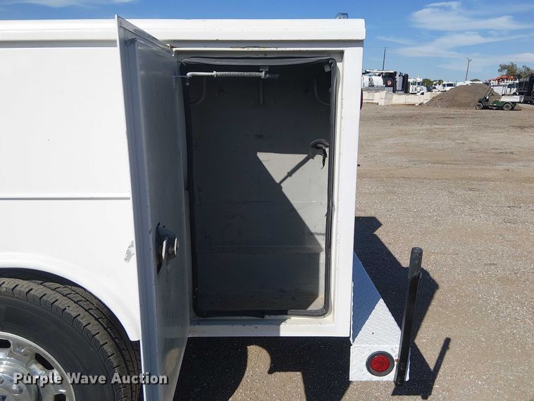 image for item NU9785 2006 Ford F250 Super Duty XLT utility bed pickup truck