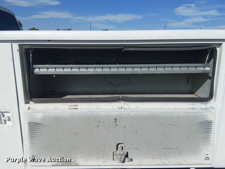 image for item NU9785 2006 Ford F250 Super Duty XLT utility bed pickup truck