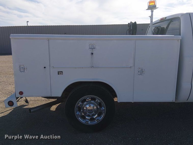 image for item NU9785 2006 Ford F250 Super Duty XLT utility bed pickup truck