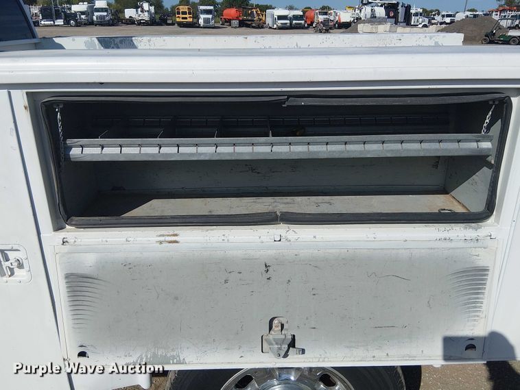 image for item NU9785 2006 Ford F250 Super Duty XLT utility bed pickup truck