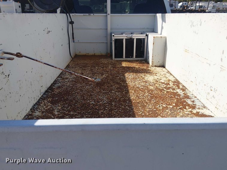 image for item NU9785 2006 Ford F250 Super Duty XLT utility bed pickup truck