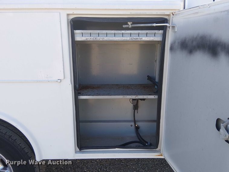 image for item NU9785 2006 Ford F250 Super Duty XLT utility bed pickup truck