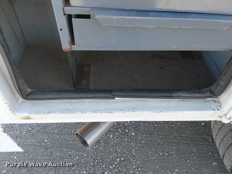 image for item NU9785 2006 Ford F250 Super Duty XLT utility bed pickup truck