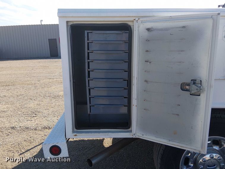 image for item NU9785 2006 Ford F250 Super Duty XLT utility bed pickup truck