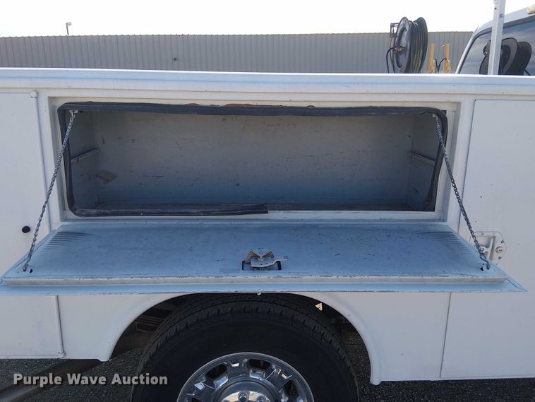 image for item NU9785 2006 Ford F250 Super Duty XLT utility bed pickup truck