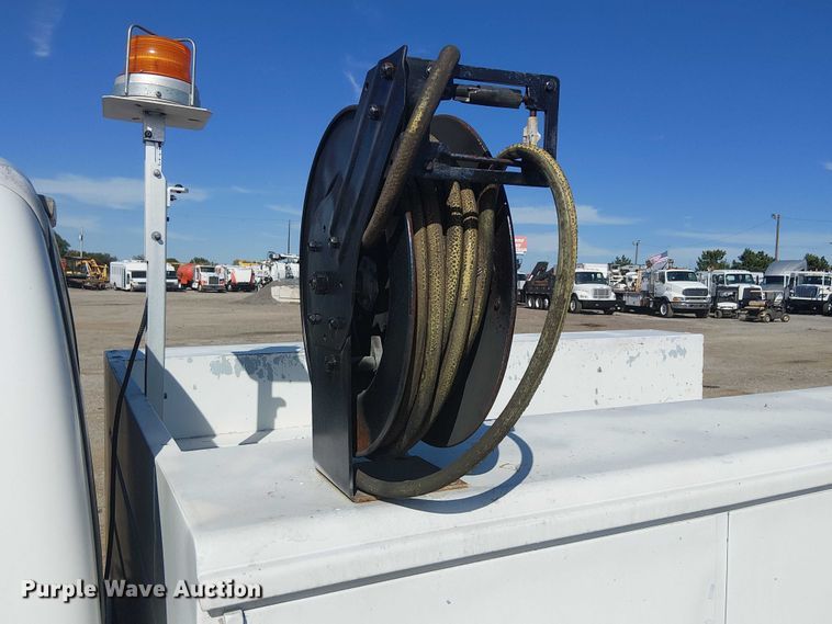 image for item NU9785 2006 Ford F250 Super Duty XLT utility bed pickup truck