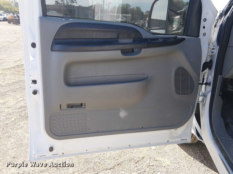 image for item NU9785 2006 Ford F250 Super Duty XLT utility bed pickup truck