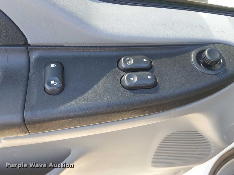 image for item NU9785 2006 Ford F250 Super Duty XLT utility bed pickup truck