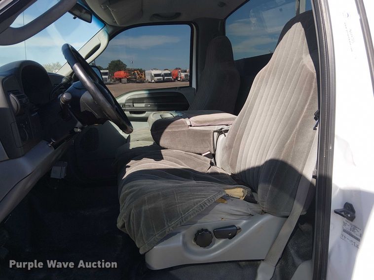 image for item NU9785 2006 Ford F250 Super Duty XLT utility bed pickup truck