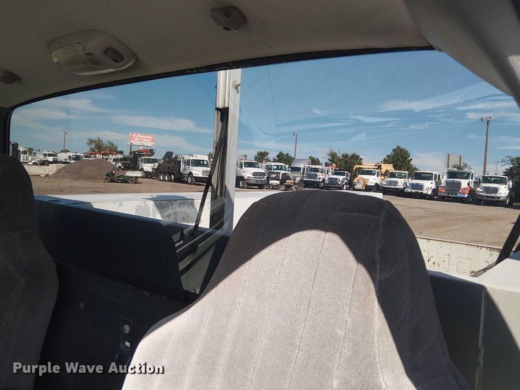 image for item NU9785 2006 Ford F250 Super Duty XLT utility bed pickup truck