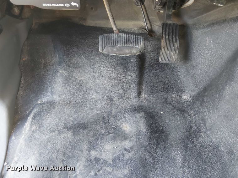 image for item NU9785 2006 Ford F250 Super Duty XLT utility bed pickup truck