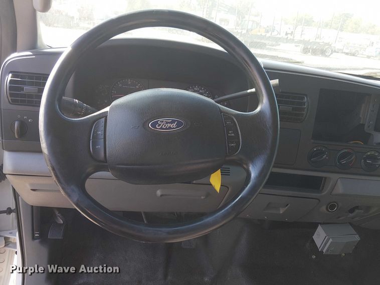 image for item NU9785 2006 Ford F250 Super Duty XLT utility bed pickup truck