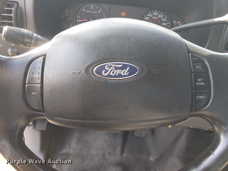 image for item NU9785 2006 Ford F250 Super Duty XLT utility bed pickup truck