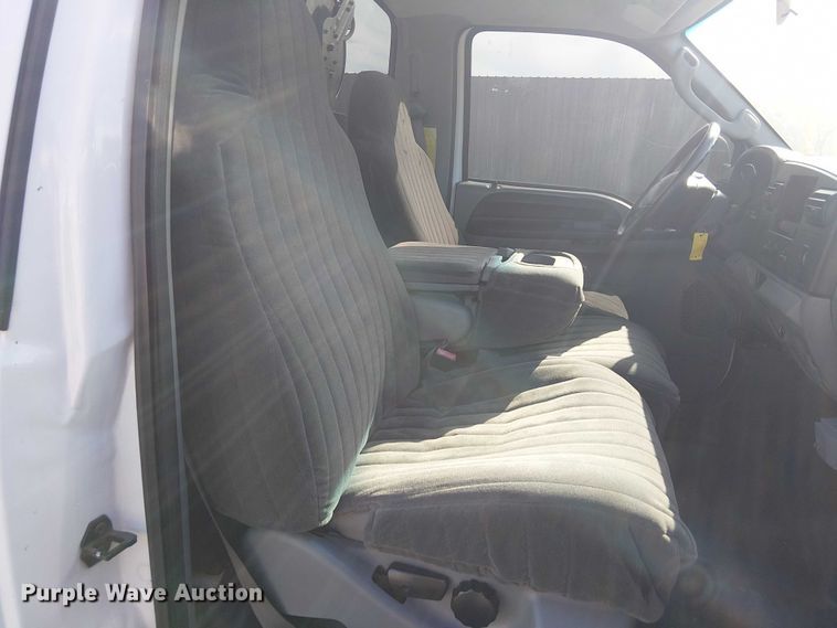 image for item NU9785 2006 Ford F250 Super Duty XLT utility bed pickup truck