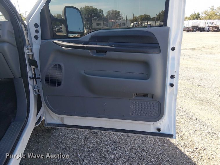 image for item NU9785 2006 Ford F250 Super Duty XLT utility bed pickup truck