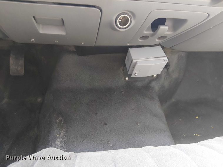 image for item NU9785 2006 Ford F250 Super Duty XLT utility bed pickup truck