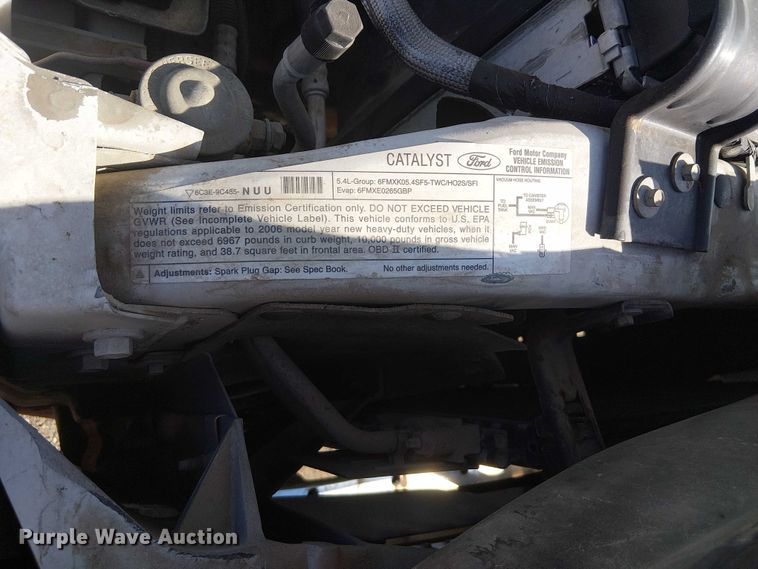 image for item NU9785 2006 Ford F250 Super Duty XLT utility bed pickup truck