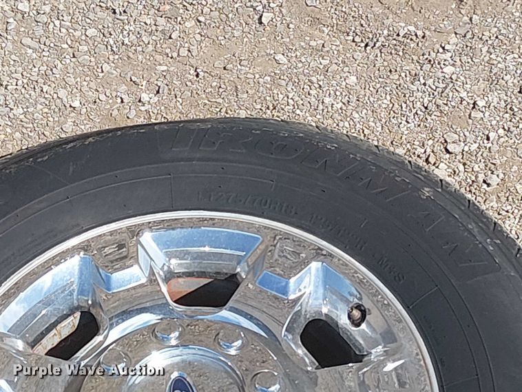 image for item NU9785 2006 Ford F250 Super Duty XLT utility bed pickup truck