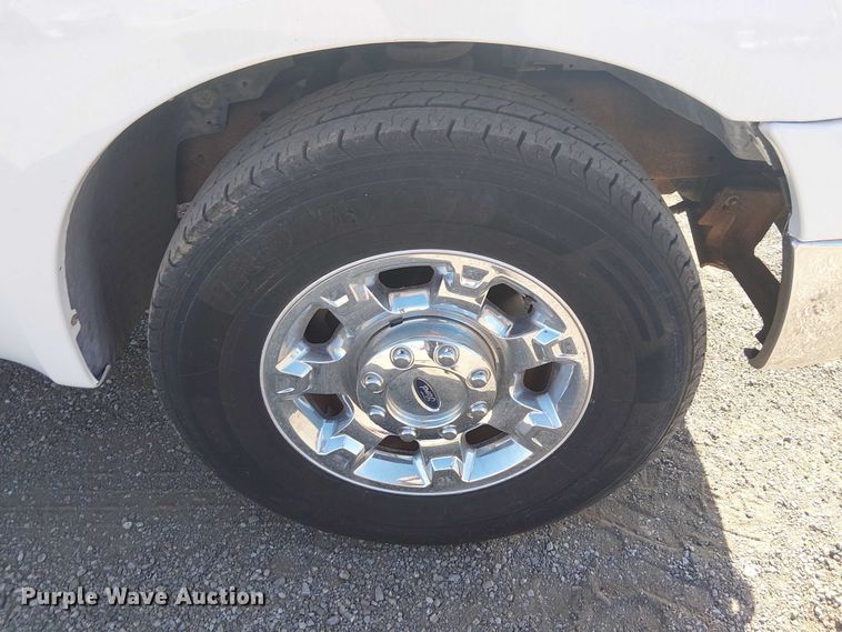 image for item NU9785 2006 Ford F250 Super Duty XLT utility bed pickup truck