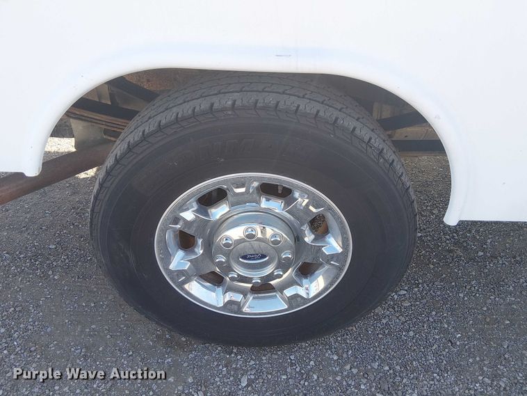 image for item NU9785 2006 Ford F250 Super Duty XLT utility bed pickup truck