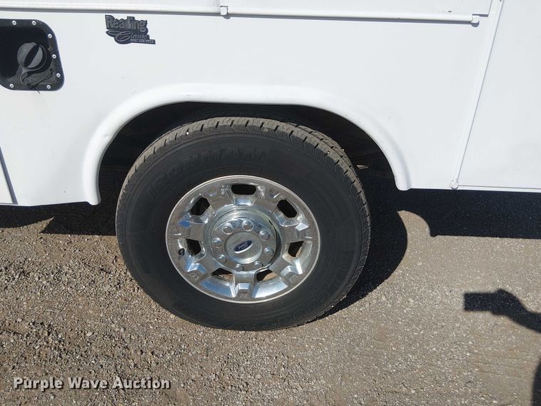 image for item NU9785 2006 Ford F250 Super Duty XLT utility bed pickup truck