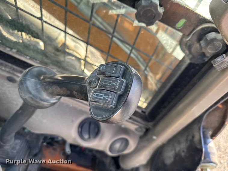 image for item YA1291 2015 Case SV280 skid steer loader